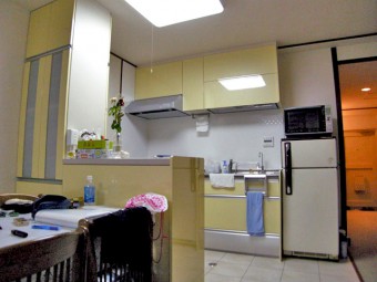 鮮やかな黄色で気持ちも明るくなるキッチンへ 鮮やかな黄色で気持ちも明るくなるキッチンへ